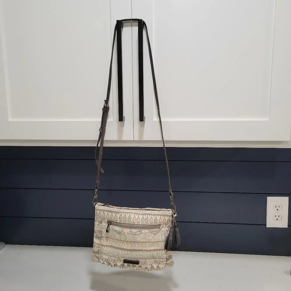 Sakroots Crossbody Adjustable Strap Pockets inside.